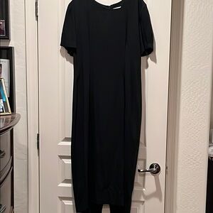 Black Sheath Midi Dress with Crew Neck